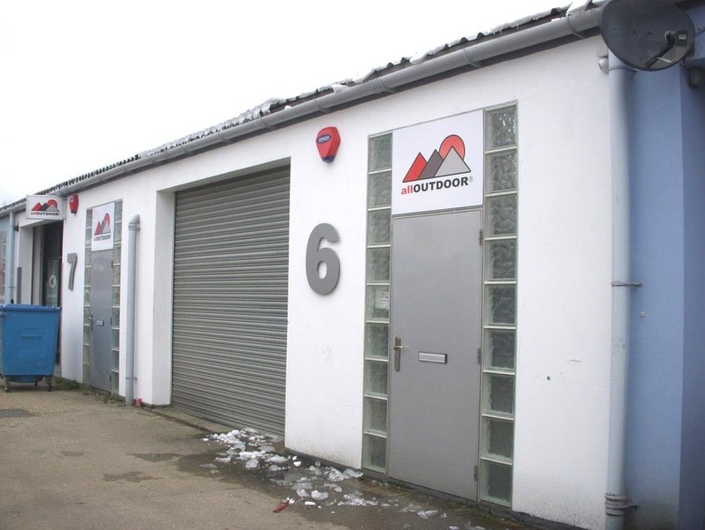 Stirling Way, Borehamwood to rent - Building Photo - Image 2 of 6