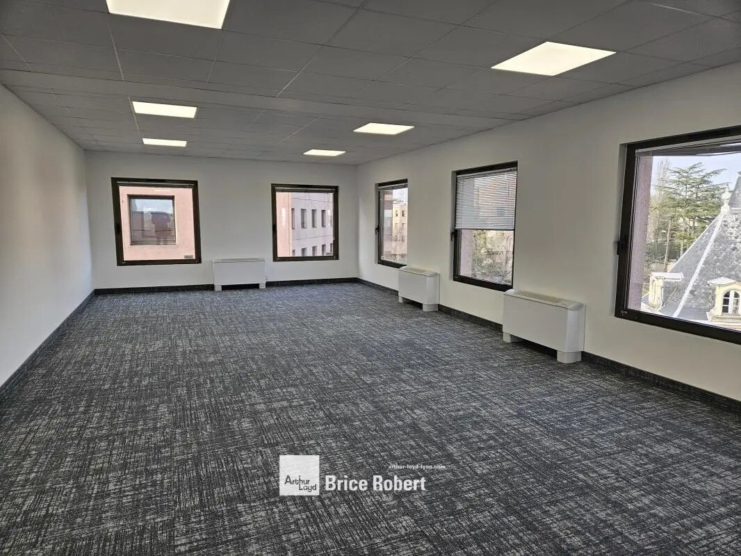 Office in Écully to rent Interior Photo- Image 1 of 5