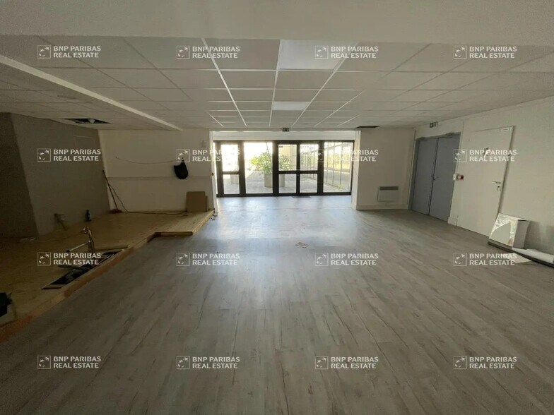 Office in Lognes to rent - Interior Photo - Image 1 of 9