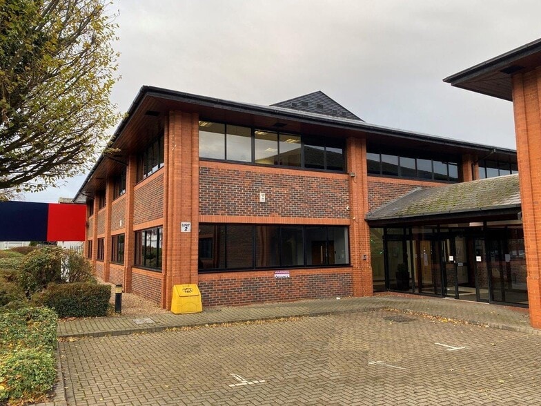 2-3 Wintersells Rd, Byfleet to rent - Building Photo - Image 2 of 11