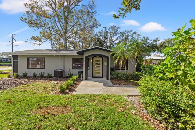 4915 Mile Stretch Dr, Holiday, FL for rent - Building Photo - Image 1 of 5