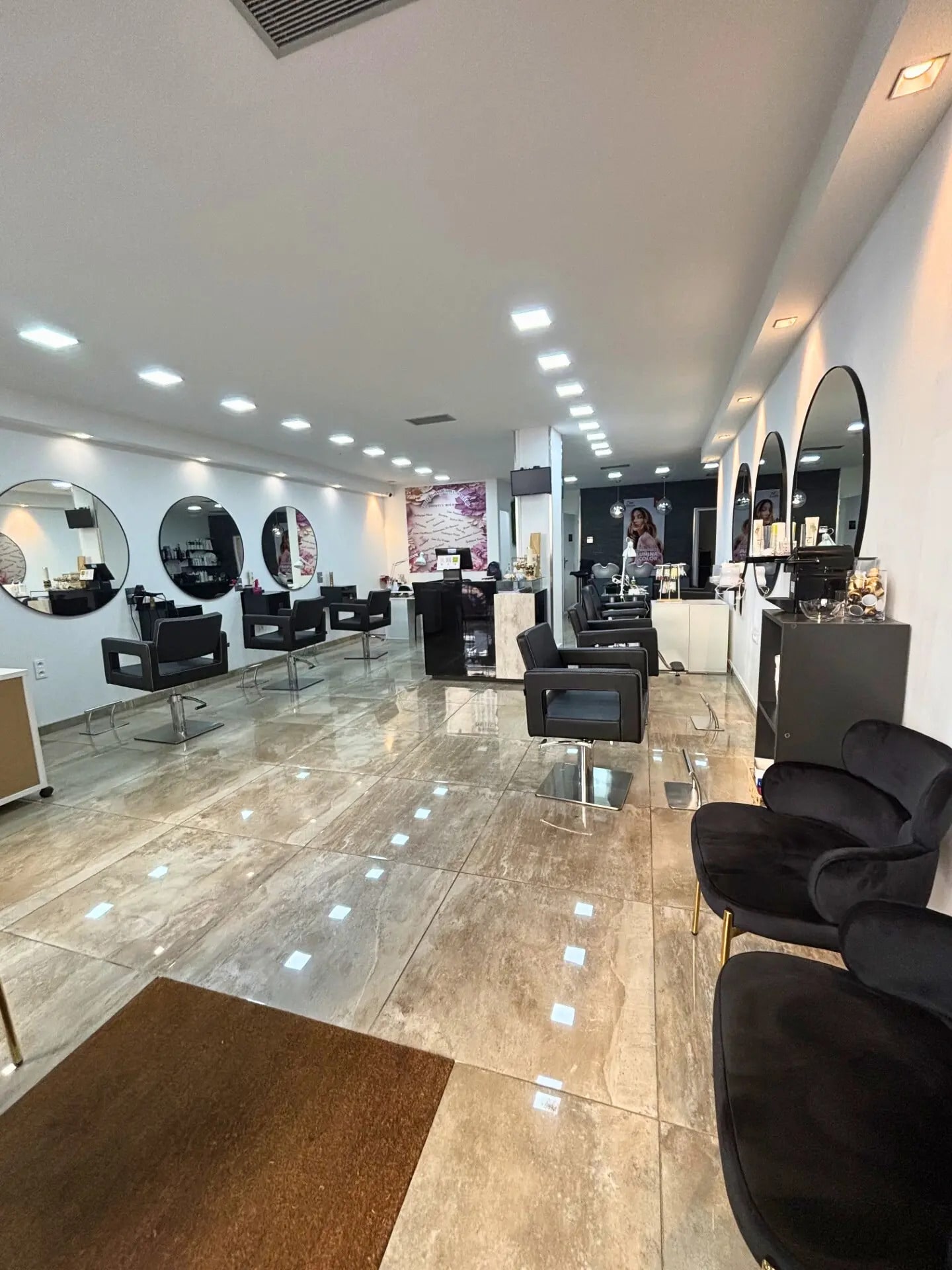 Retail in Marseille to rent Interior Photo- Image 1 of 7