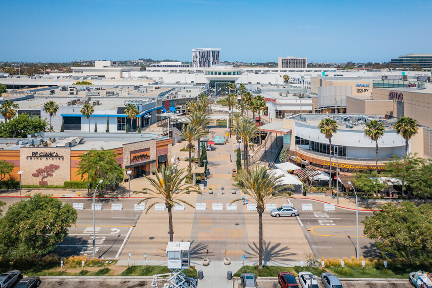 21712 Hawthorne Blvd, Torrance, CA for rent - Primary Photo - Image 1 of 70