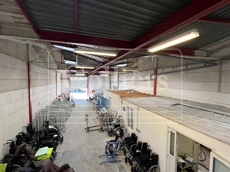 Light Industrial in Marseille to rent - Interior Photo - Image 2 of 7
