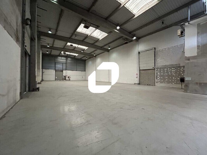 Light Industrial in Saint-Ouen-sur-Seine to rent - Building Photo - Image 2 of 21