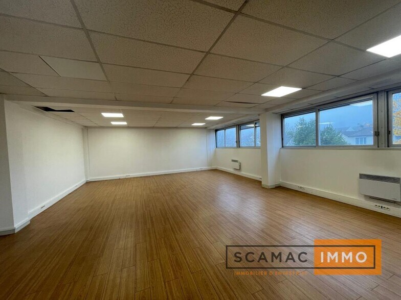 Industrial in Igny to rent - Interior Photo - Image 1 of 6