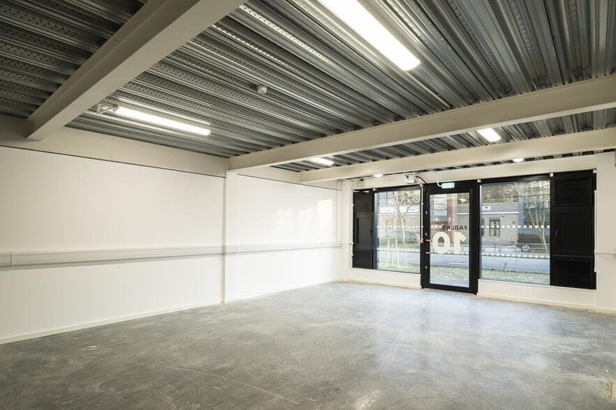 Brooklands Close, Sunbury On Thames to rent - Interior Photo - Image 2 of 16