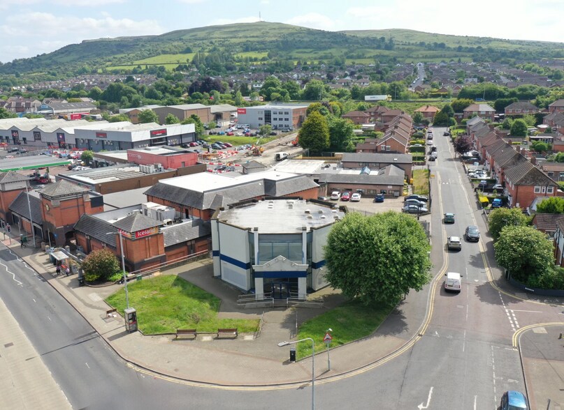 2 Farmley Rd, Newtownabbey to rent - Primary Photo - Image 1 of 2