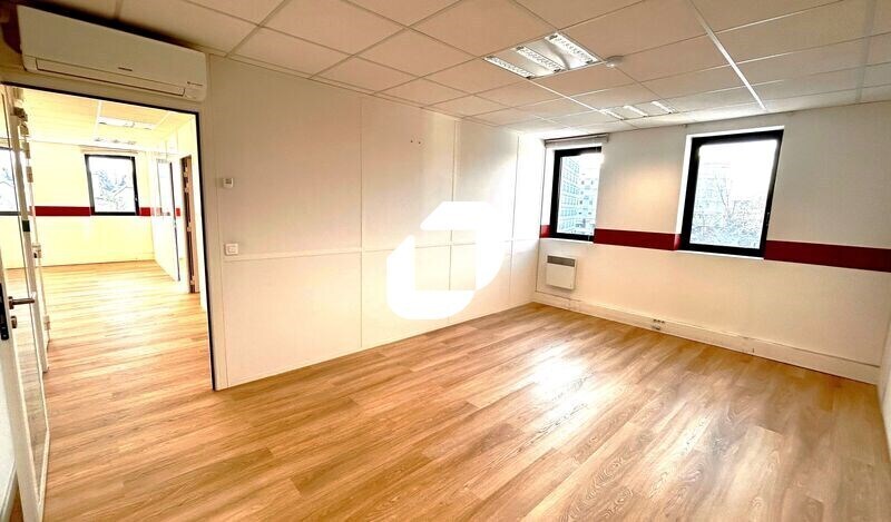 Office in Nanterre to rent - Building Photo - Image 2 of 3