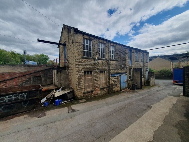 Dale St, Huddersfield to rent - Primary Photo - Image 1 of 3