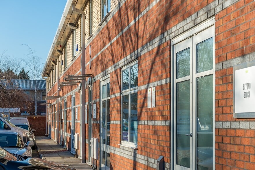 Chapel Mill Rd, Kingston Upon Thames to rent - Building Photo - Image 3 of 6