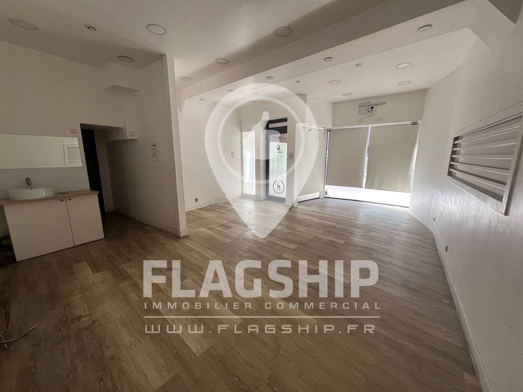 Retail in Charenton-le-Pont to rent Building Photo- Image 1 of 7
