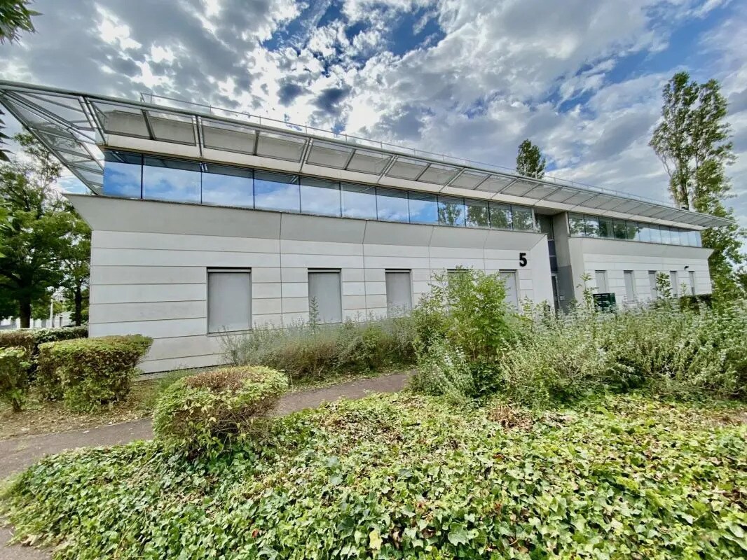 Office in Bron to rent Building Photo- Image 1 of 2