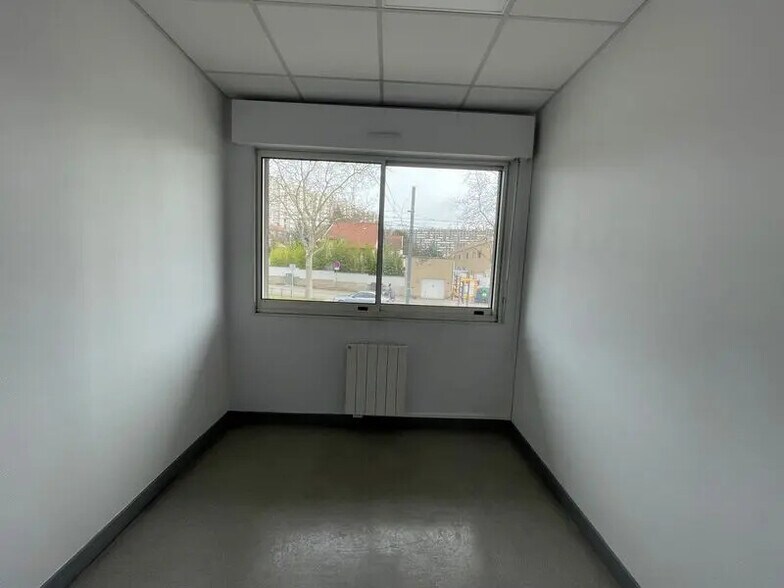 Office in Lyon to rent - Building Photo - Image 3 of 5