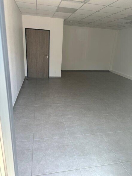 Light Industrial in Décines-Charpieu to rent - Building Photo - Image 2 of 4