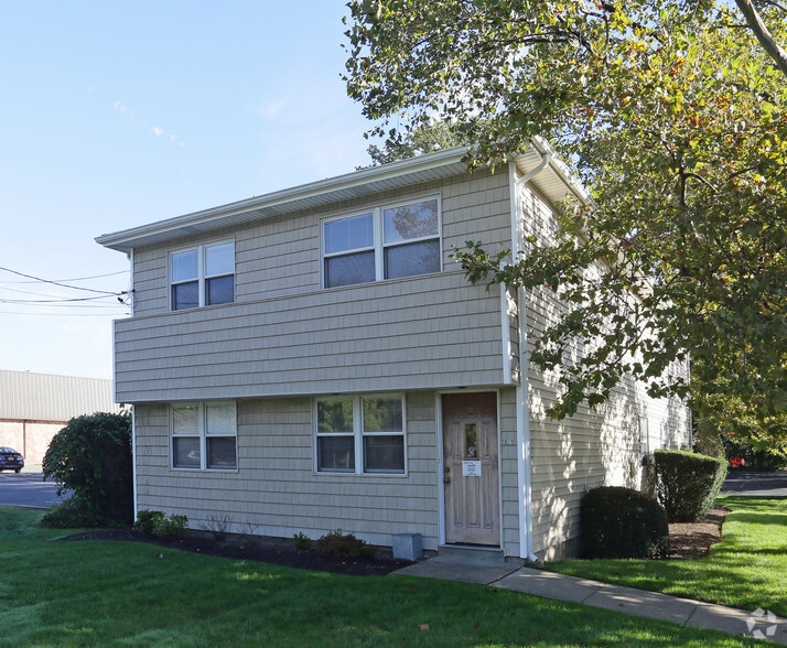 2061 Deer Park Ave, Deer Park, NY for rent - Building Photo - Image 1 of 8