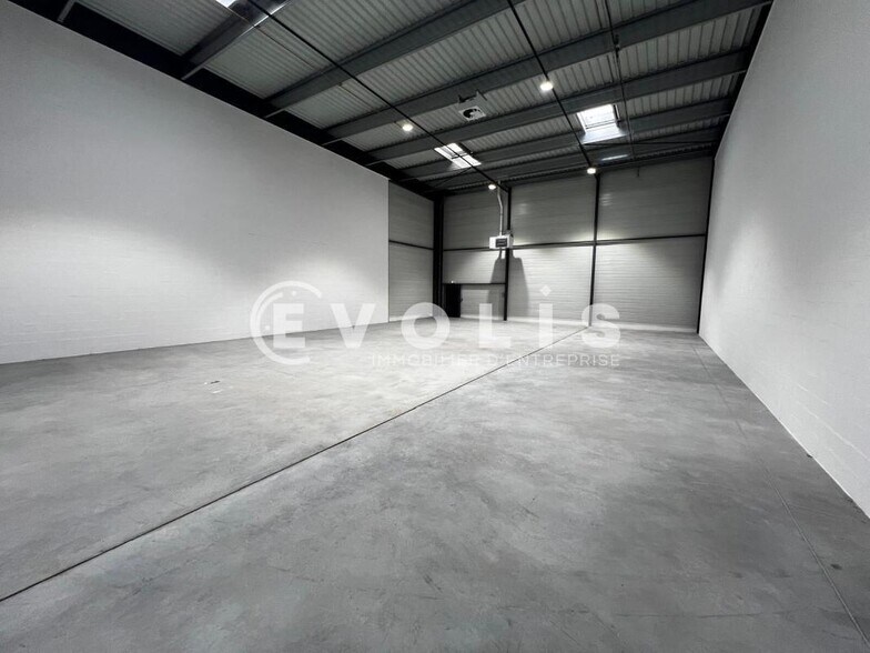 Light Industrial in Corbeil Essonnes to rent - Interior Photo - Image 2 of 7