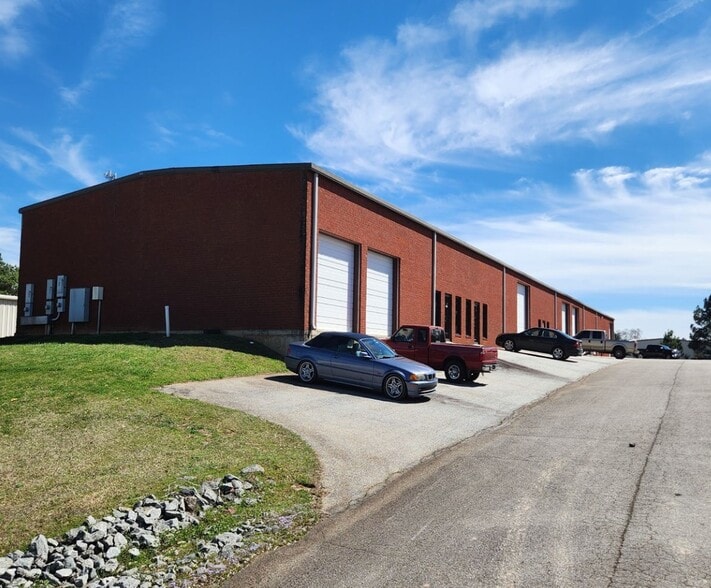 51 Pearl Industrial Ave, Hoschton, GA for rent - Building Photo - Image 1 of 2