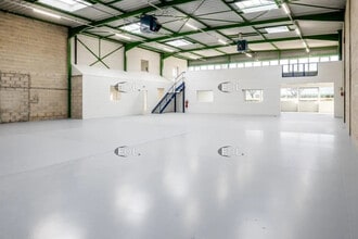 Light Industrial in Saint-Thibault-des-Vignes to rent Interior Photo- Image 2 of 9