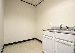 6100 Corporate Dr, Houston, TX to rent Building Photo- Image 1 of 4