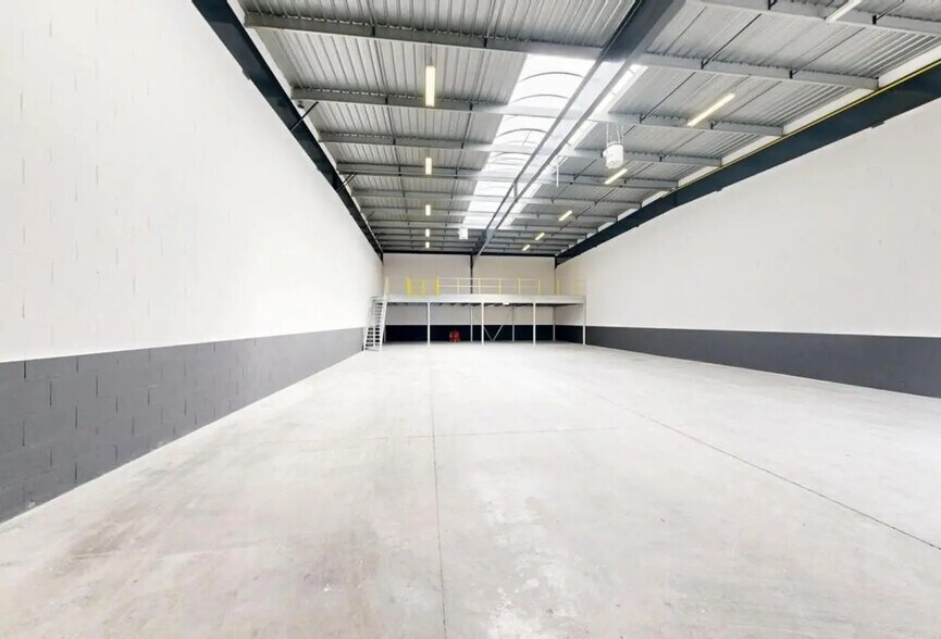 Light Industrial in Bezons to rent - Interior Photo - Image 3 of 11