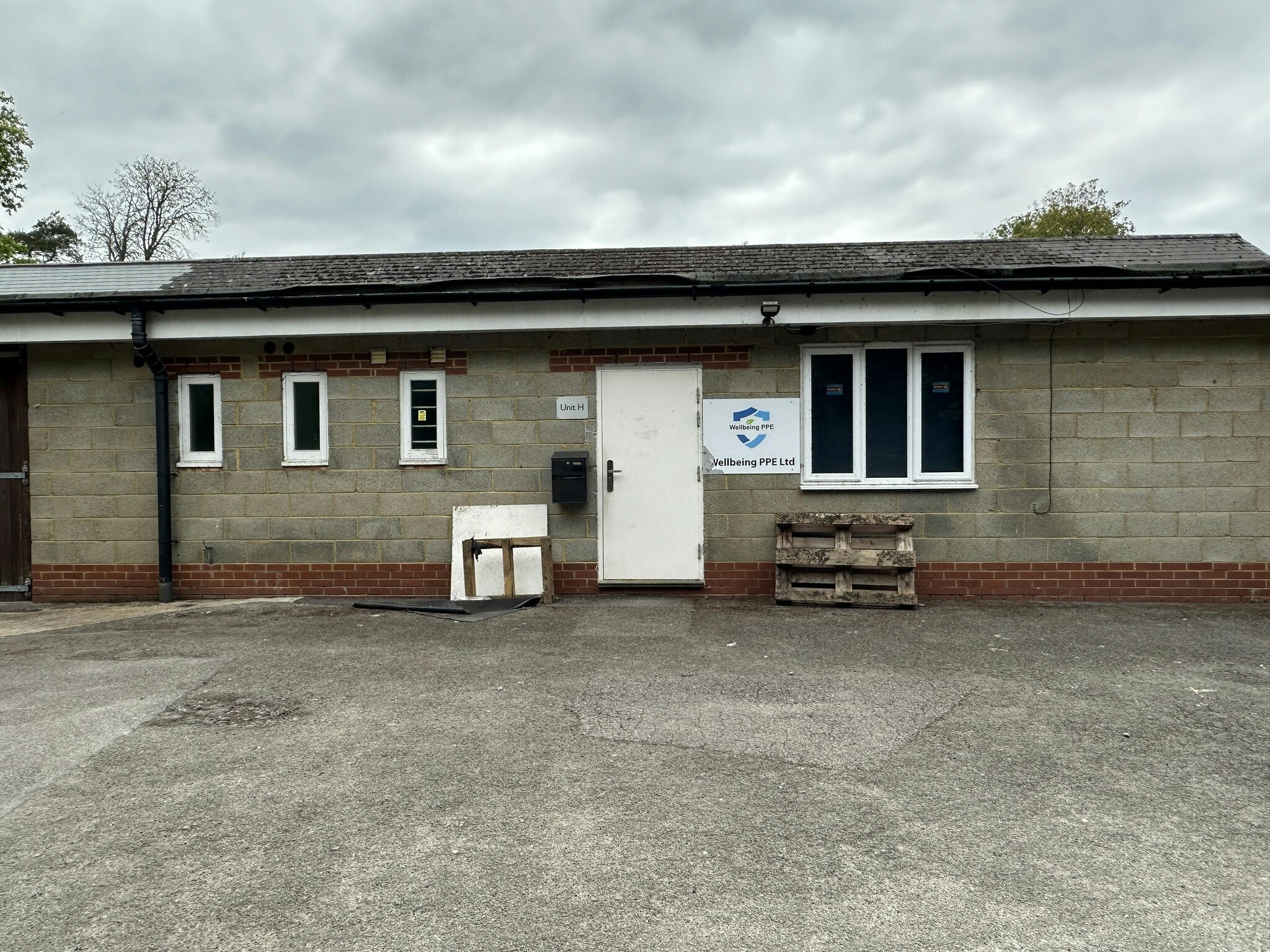 Crondall Rd, Farnham to rent Building Photo- Image 1 of 6