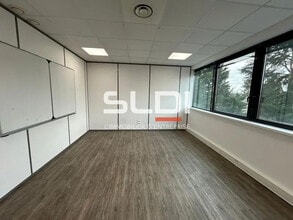Office in Champagne-au-Mont-d'Or to rent Interior Photo- Image 2 of 23