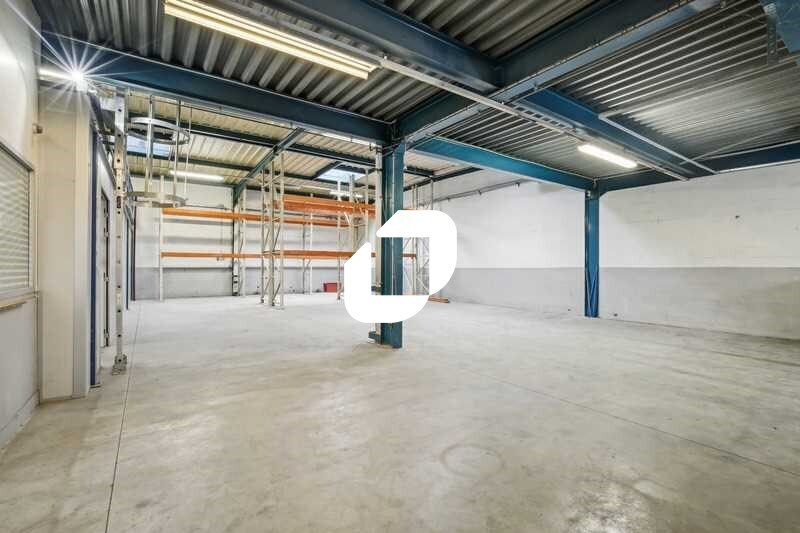Light Industrial in Tremblay-en-France to rent - Interior Photo - Image 3 of 12