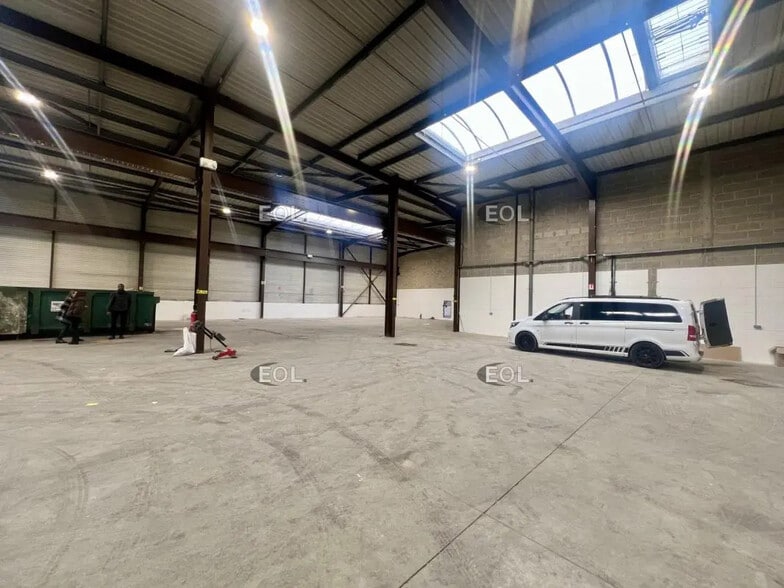 Light Industrial in Le Thillay to rent - Building Photo - Image 2 of 7