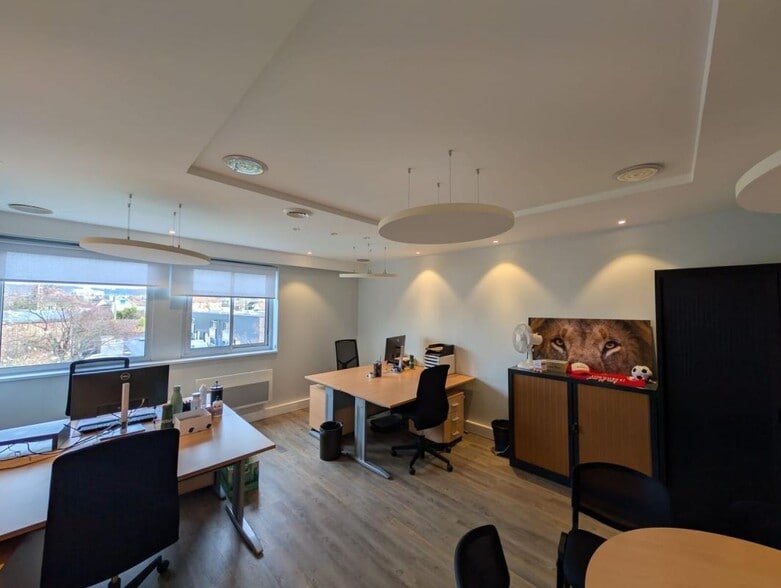 Office in Eaubonne to rent - Interior Photo - Image 2 of 8