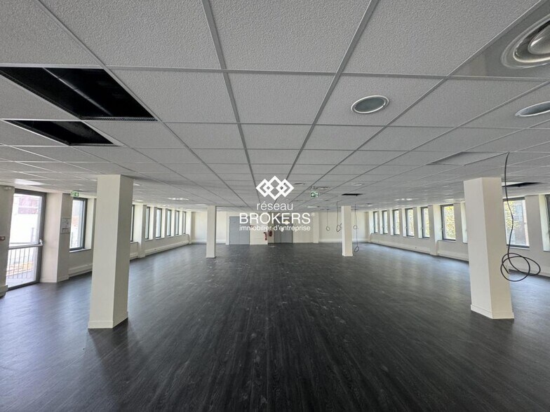 Office in Clichy to rent - Interior Photo - Image 2 of 4