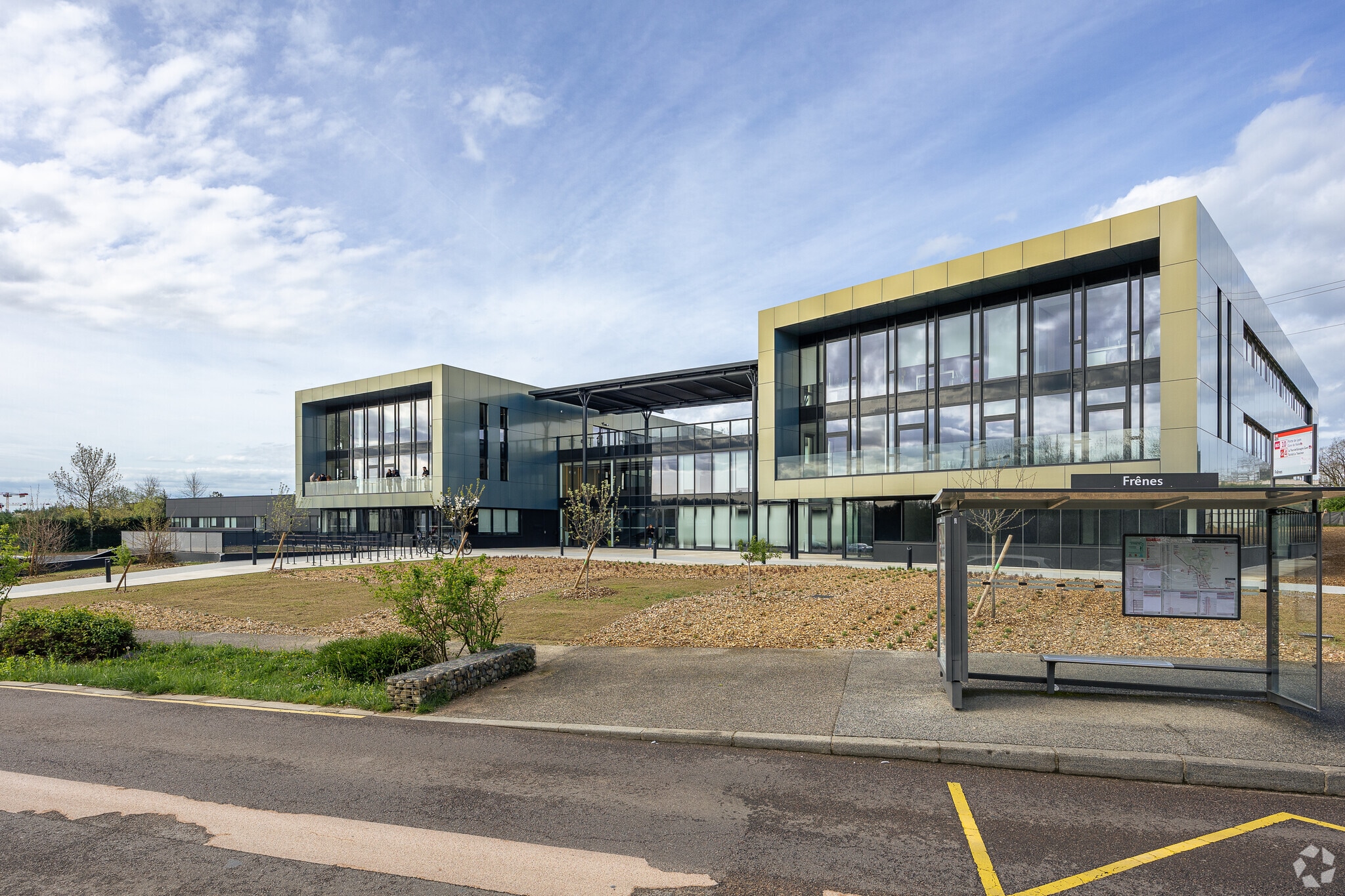 Office in Limonest to rent Primary Photo- Image 1 of 4