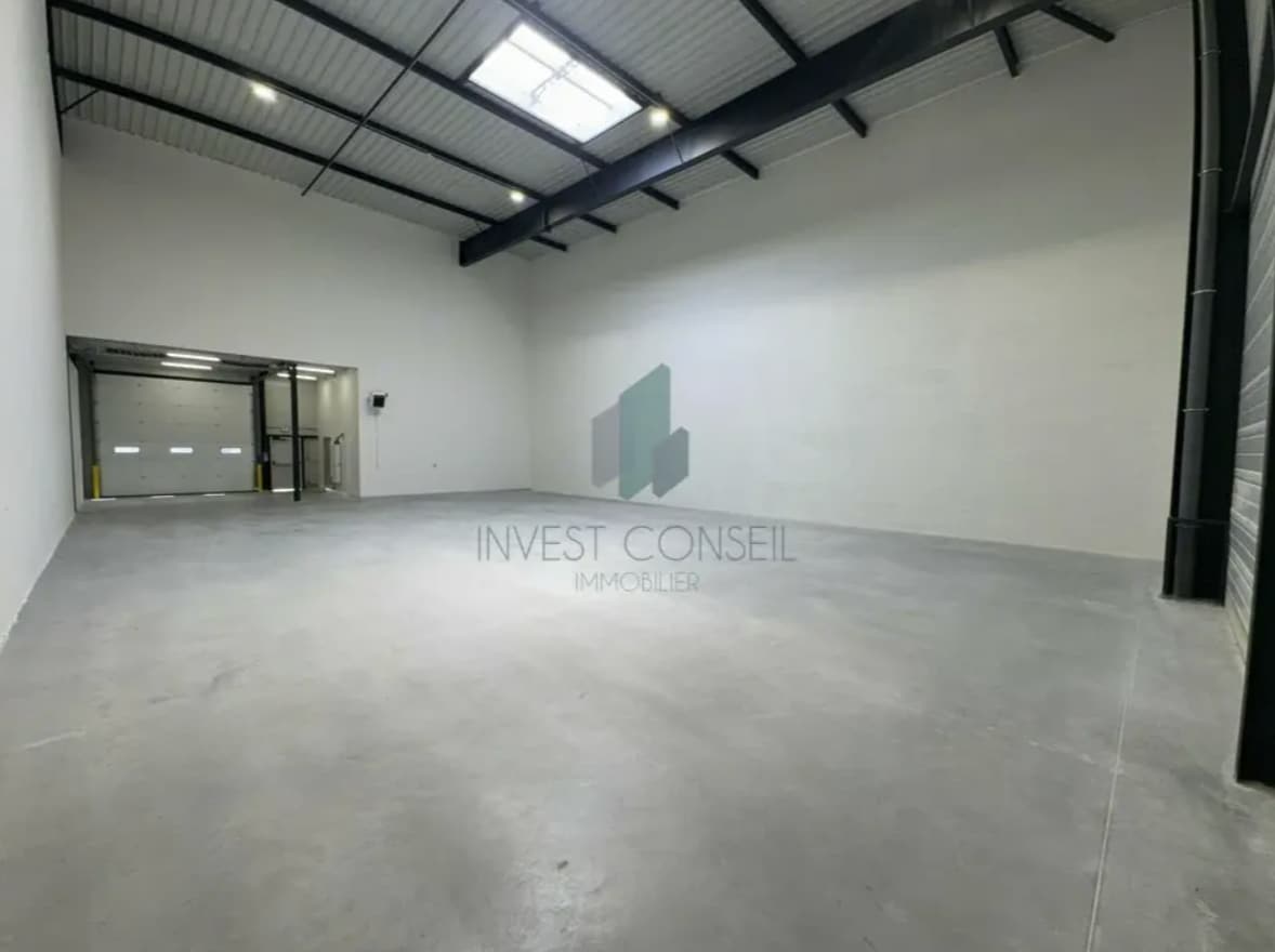 Light Industrial in Osny to rent Interior Photo- Image 1 of 9