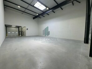 Light Industrial in Osny to rent Interior Photo- Image 1 of 9