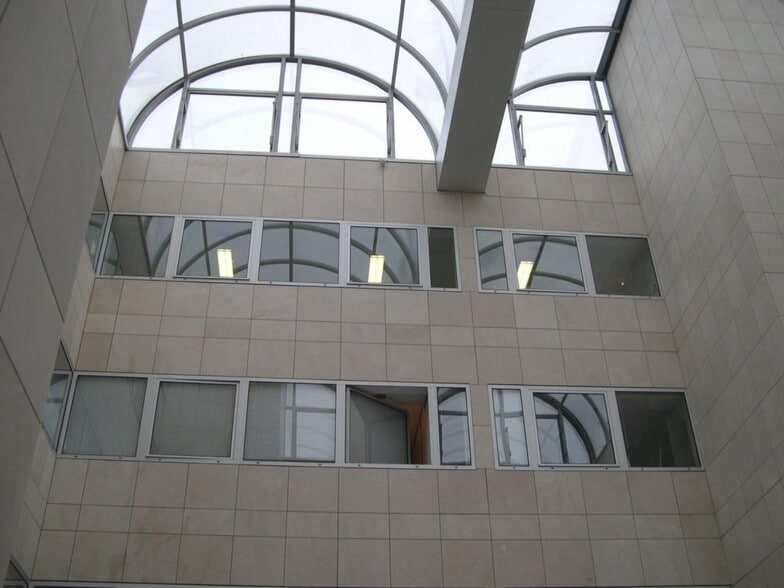 Office in Cergy to rent - Interior Photo - Image 3 of 5