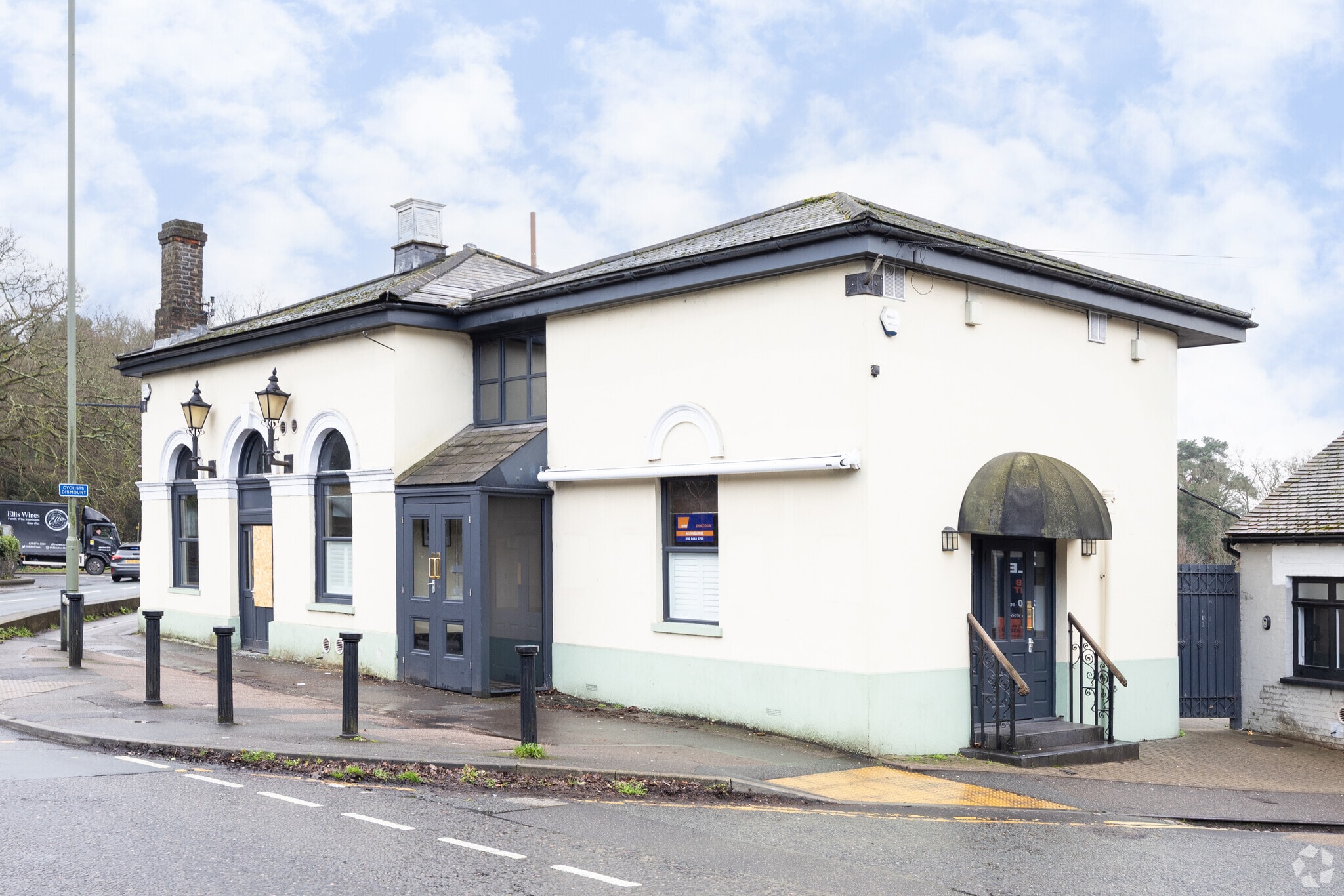 Heath Rd, Weybridge to rent Primary Photo- Image 1 of 5