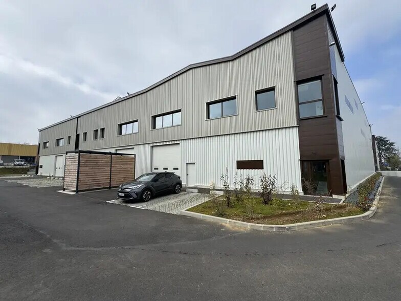23 Rue Des Beaux Soleils, Osny to rent - Building Photo - Image 2 of 4