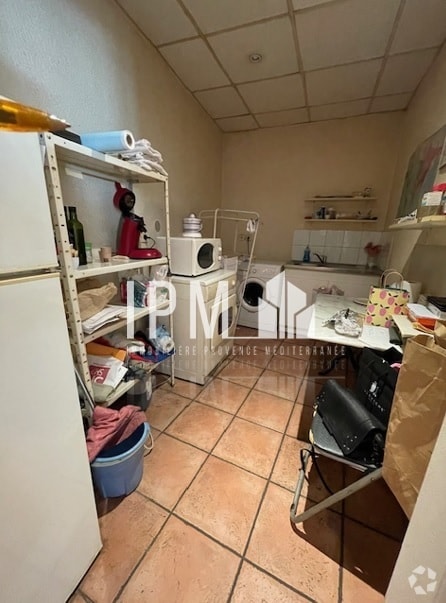 Retail in Marseille to rent Interior Photo- Image 1 of 4