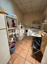 Retail in Marseille to rent Interior Photo- Image 1 of 4
