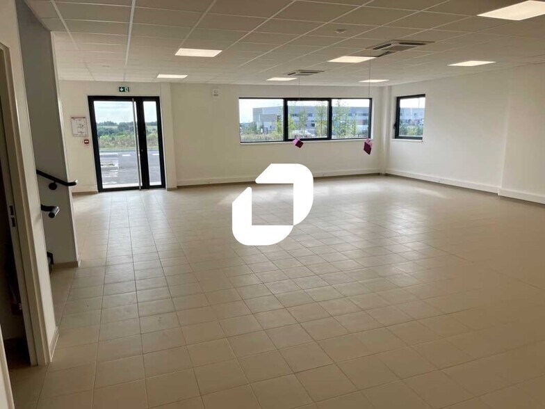 Light Industrial in Le Thillay to rent - Building Photo - Image 2 of 8