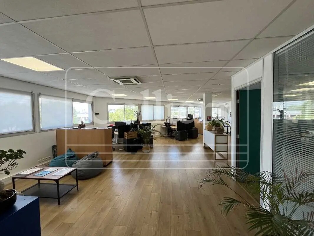 Office in Aix-en-Provence to rent Building Photo- Image 1 of 8