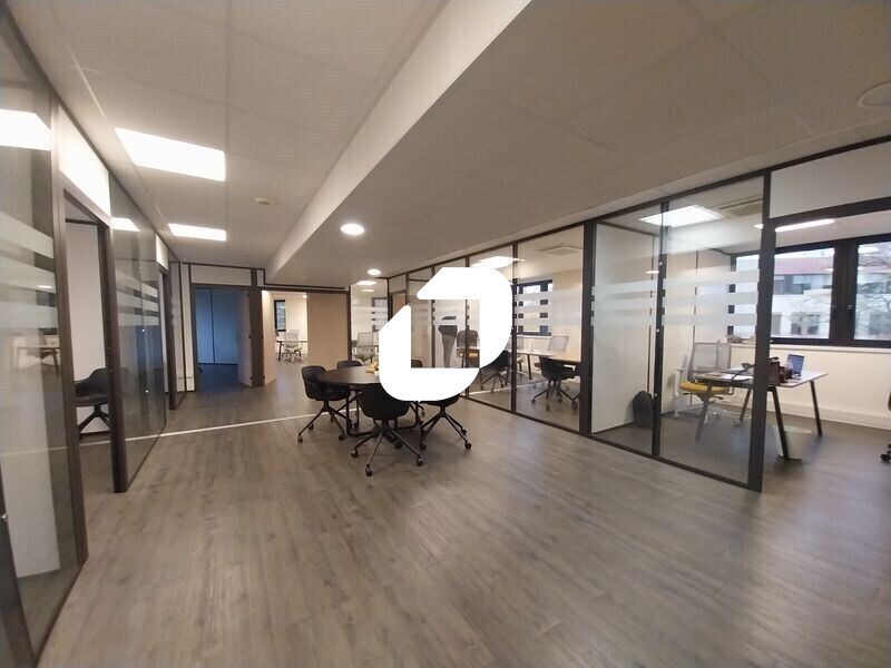 12 Rue Du Fort De Saint-Cyr, Montigny-le-Bretonneux to rent Building Photo- Image 1 of 8