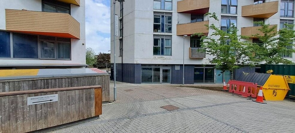 Stroudly Rd, Brighton to rent - Building Photo - Image 2 of 9