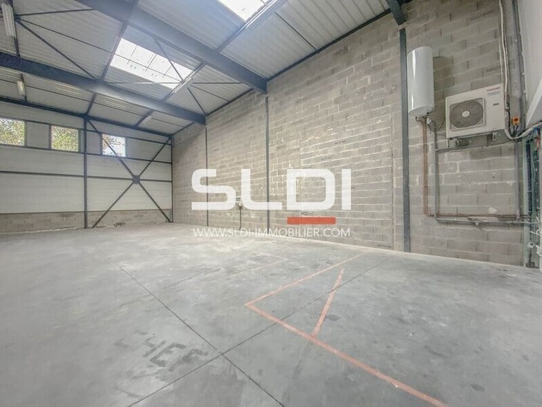 1 Rue Galilée, Saint-Priest to rent - Interior Photo - Image 2 of 4