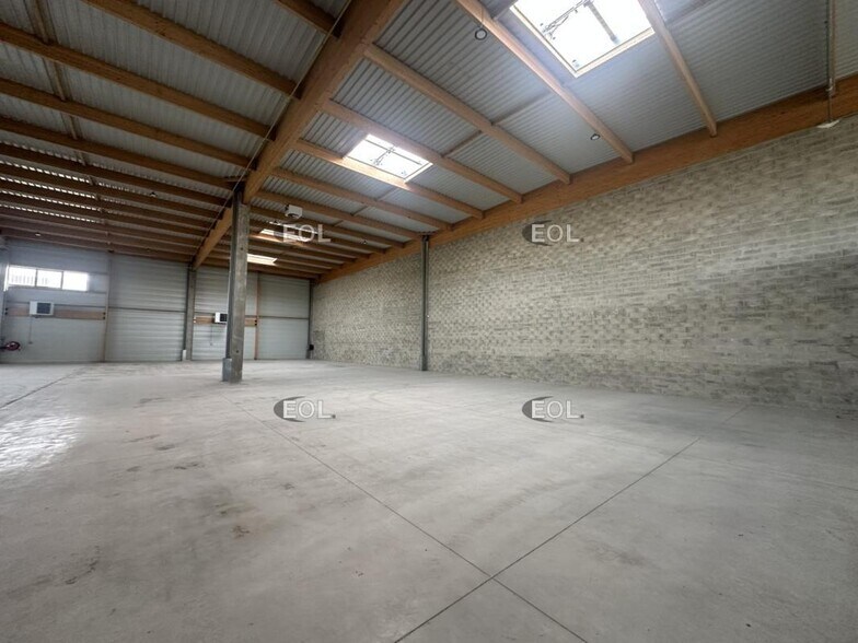 Light Industrial in Tremblay-en-France to rent - Building Photo - Image 2 of 9