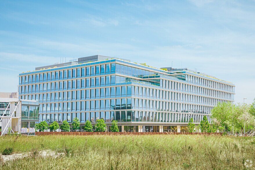 Calle Puerto de Somport, 21 -23, Madrid, Madrid to rent - Building Photo - Image 2 of 8