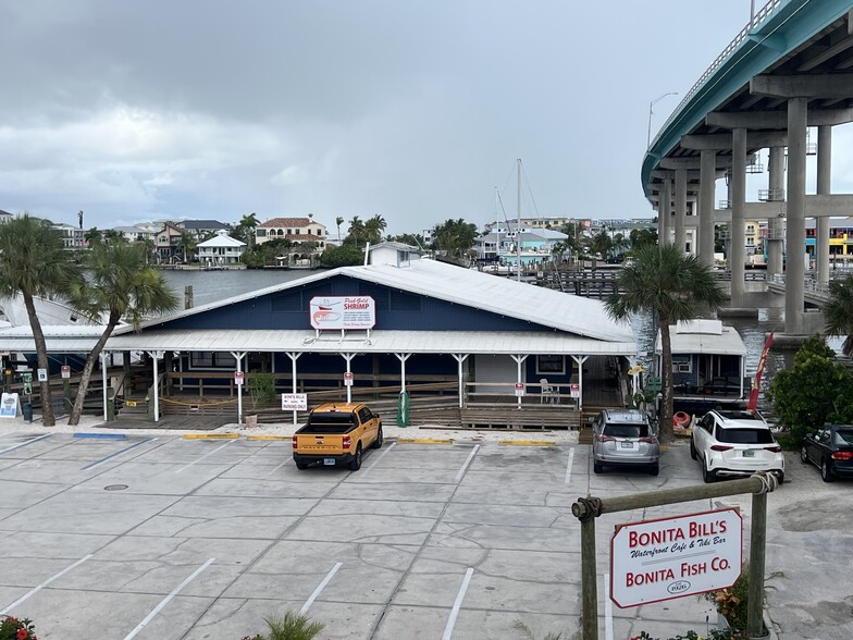 700 Fishermans Wharf, Fort Myers Beach, FL for sale - Primary Photo - Image 1 of 1