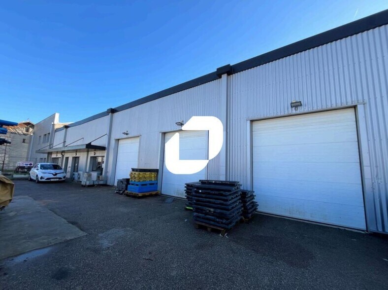Light Industrial in Vaulx-en-Velin to rent - Building Photo - Image 3 of 33