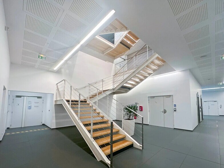 26 Avenue De Winchester, Saint-Germain-en-Laye to rent - Interior Photo - Image 3 of 12