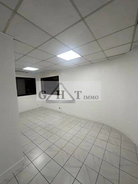 Office in Ris-Orangis to rent - Interior Photo - Image 2 of 11